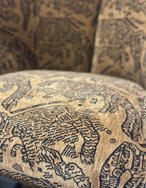 HUNTRESS ACCENT CHAIR - CHENILLE FABRIC - TIGER / BROWN
